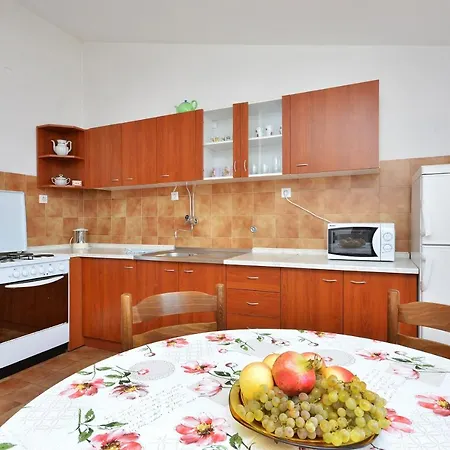 Apartman Apartments By The Sea Pisak, Omis - 7521 *